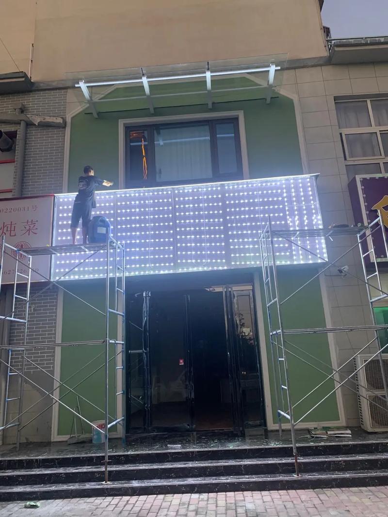 从创意到现实 又一广告门头制作完工，施工现场实拍见证匠心